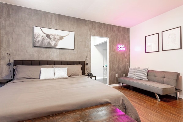 Tabla de planchar con plancha, wifi gratis y ropa de cama 