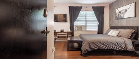 Iron/ironing board, free WiFi, bed sheets