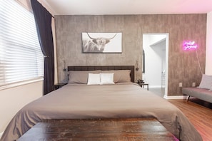 Tabla de planchar con plancha, wifi gratis y ropa de cama 