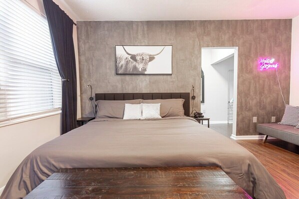 Een strijkplank/strijkijzer, gratis wifi, beddengoed