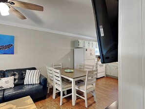 Appartement, Meerdere bedden, balkon, uitzicht op het strand (Sunrise Village #218) | Dineren