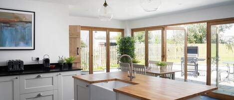 Refrigerador, microondas, horno, placa de cocina