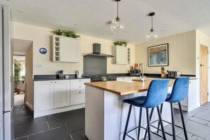 Unclassified image, 5 of 35, button - 4-bed Cottage - Pets With Garden & Wood Burner (Helston)