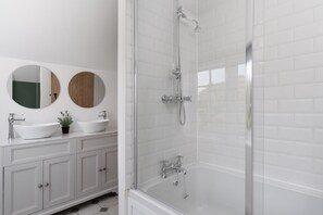 House | Bathroom | Combined shower/tub, deep soaking tub, hair dryer, towels - 4-bed Cottage - Pets With Garden & Wood Burner (Helston)