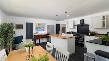 Huis | Privékeuken | Een koelkast, een magnetron, een oven, een kookplaat