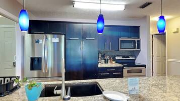 House, Multiple Beds, Patio, Garden View (Gulf Six) | Private kitchen | Fridge, microwave, oven, stovetop