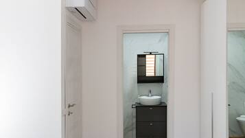 2 camere, una scrivania, ferro/asse da stiro, culla da viaggio