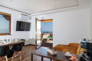 Smart TV, mesa de ping pong, libros