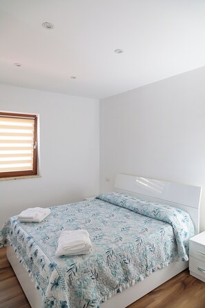 2 Schlafzimmer, Schreibtisch, Bügeleisen/Bügelbrett, Reisekinderbett