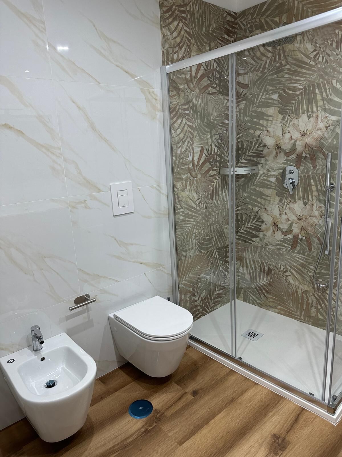 Dusche, Haartrockner, Bidet, Handtücher