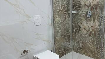 Dusche, Haartrockner, Bidet, Handtücher