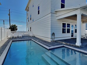 Outdoor pool - Chat 'N' Chill by Resort Collection (Panama City Beach)
