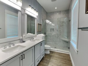 Maison, plusieurs lits, accès piscine, vue plage (Chat 'N' Chill) | Salle de bain | Articles de toilette gratuits, serviettes fournies, savon, shampoing