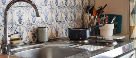 Een koelkast, een magnetron, een koffiezetapparaat/waterkoker