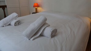 2 bedrooms, desk, WiFi, bed sheets