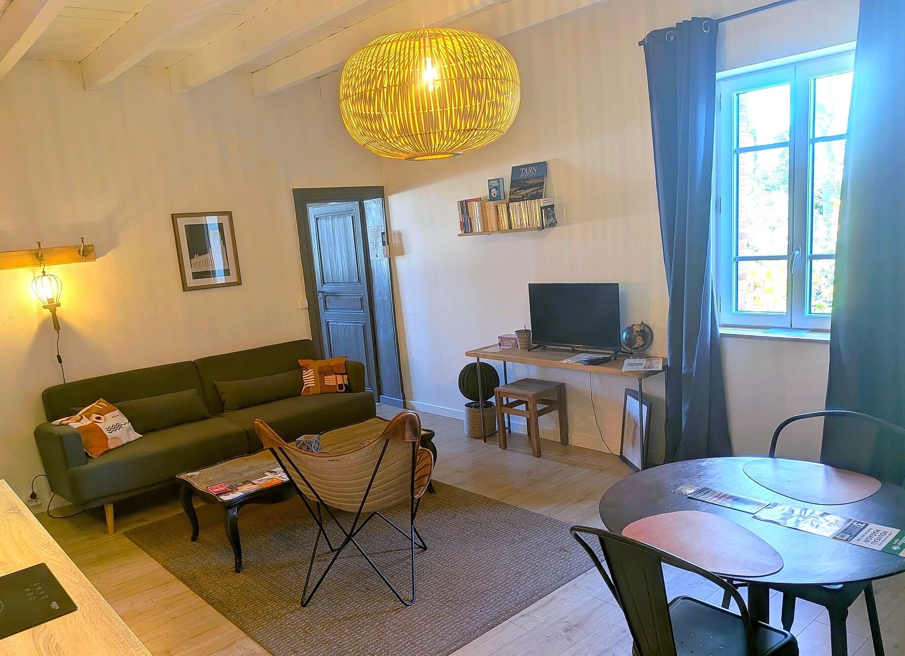 Apartamento Confort, baño privado, vistas al jardín | Zona de estar | Una televisión de pantalla plana, Netflix, servicios de streaming