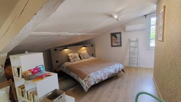 Superior Studio, 1 Queen Bed with Sofa bed, Non Smoking, Private Bathroom | 1 bedroom, blackout curtains, soundproofing, iron/ironing board