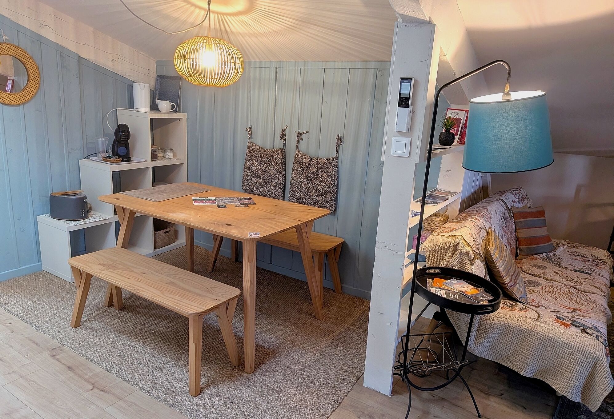 Superior Studio, 1 Queen Bed with Sofa bed, Non Smoking, Private Bathroom | In-room dining