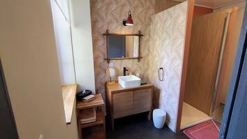 Comfort Apartment, Private Bathroom, Garden View | Bathroom | Shower, hair dryer, towels, soap