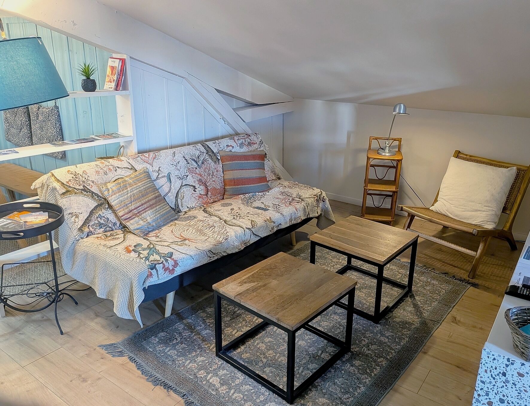 Estudio superior, 1 cama de matrimonio con sofá cama, no fumadores, baño privado | Zona de estar | Una televisión de pantalla plana, Netflix, servicios de streaming