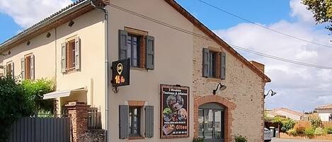 ด้านหน้าที่พัก