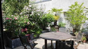 Outdoor dining - A RARE PARISIAN GEM WITH PRIVATE TERRACE & AIR CON-RUE VIEILLE DU TEMPLE-MARAIS (Paris)