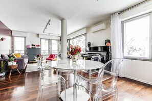 Dining - A RARE PARISIAN GEM WITH PRIVATE TERRACE & AIR CON-RUE VIEILLE DU TEMPLE-MARAIS (Paris)