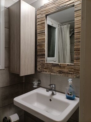 Douche, sèche-cheveux, serviettes fournies, savon