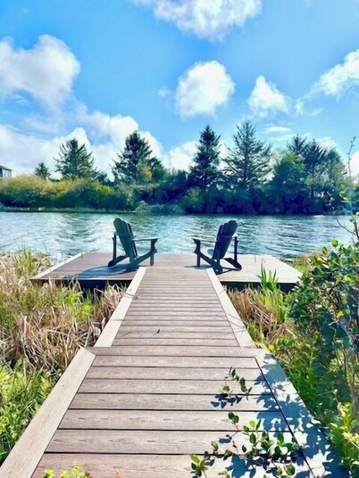 Enjoy Razor Clamming and a Luxury waterfront home with views of the canal