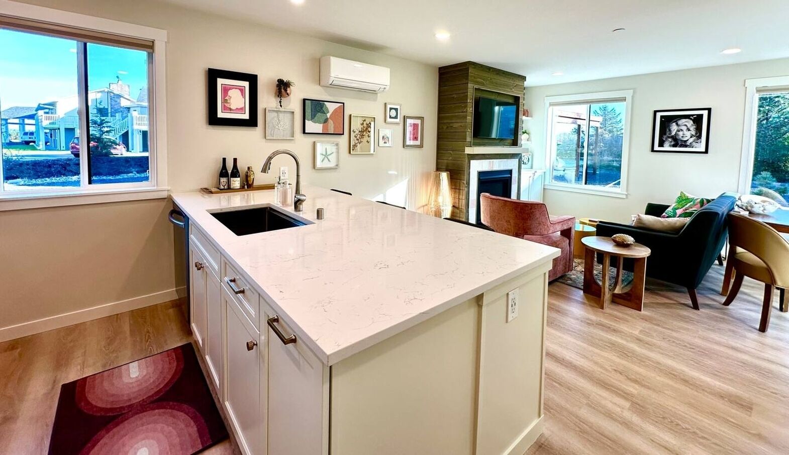 Dolly Shores Is A Canal-front Cottage In Ocean Shores With Water Views, Thoughtful Design, And Easy Access To Beach Days, Fishing, And Coastal Relaxation. - Ocean Shores, WA