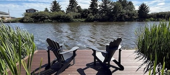 Dolly Shores is a canal-front cottage in Ocean Shores with water views, thoughtful design, and easy access to beach days, fishing, and coastal relaxation.
