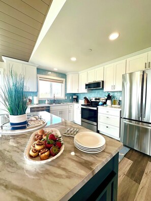 Fridge, microwave, oven, stovetop - Good Vibrations Unit #A Duplex on the Canal (Ocean Shores)