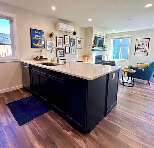 A charming coastal cottage near the canal in Ocean Shores, perfect for beach days, fishing, and relaxed coastal living.