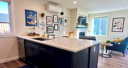 A charming coastal cottage near the canal in Ocean Shores, perfect for beach days, fishing, and relaxed coastal living.