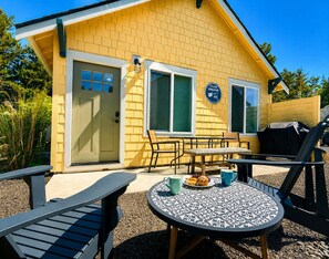 Outdoor dining - A charming coastal cottage near the canal in Ocean Shores, perfect for beach days, fishing, and relaxed coastal living. (Ocean Shores)