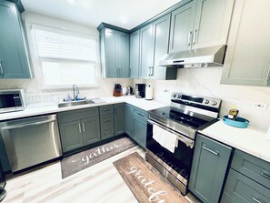 Microwave, electric kettle, toaster, cookware/dishes/utensils - 804 SanMateo Comfortable 2BR Home/WiFI & Free Parking (San Mateo)