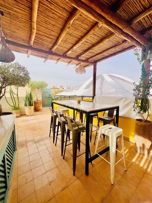 تناول الطعام بالخارج