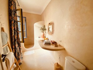 Shower, hair dryer, towels, soap - Private medina riad - Swimming pool - Petanque & services (Marrakech)