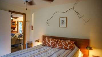 2 bedrooms, desk, WiFi, bed sheets