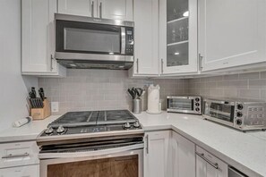Fridge, microwave, oven, stovetop - Downtown SJ l Silicon Valley l 3 Bedroom Home (San Jose)