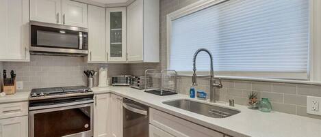 Frigorífico, microondas, horno y placa de cocina