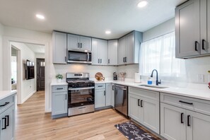 Kühlschrank, Mikrowelle, Ofen, Herdplatte