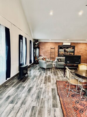 Interior - Romantic Lake-Front Lodge near Coeur d'Alene, Idaho (Hayden Lake)