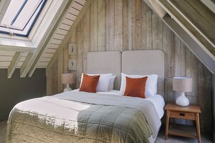 Traditional Double Room | Hypo-allergenic bedding, iron/ironing board, free WiFi