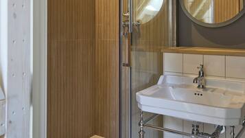Traditionele tweepersoonskamer | Badkamer | Een haardroger, badjassen, handdoeken, zeep