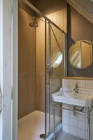 Habitación tradicional doble | Baño | Secador de pelo, albornoces, toallas y jabón