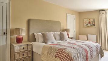 Deluxe Double Room | Hypo-allergenic bedding, iron/ironing board, free WiFi