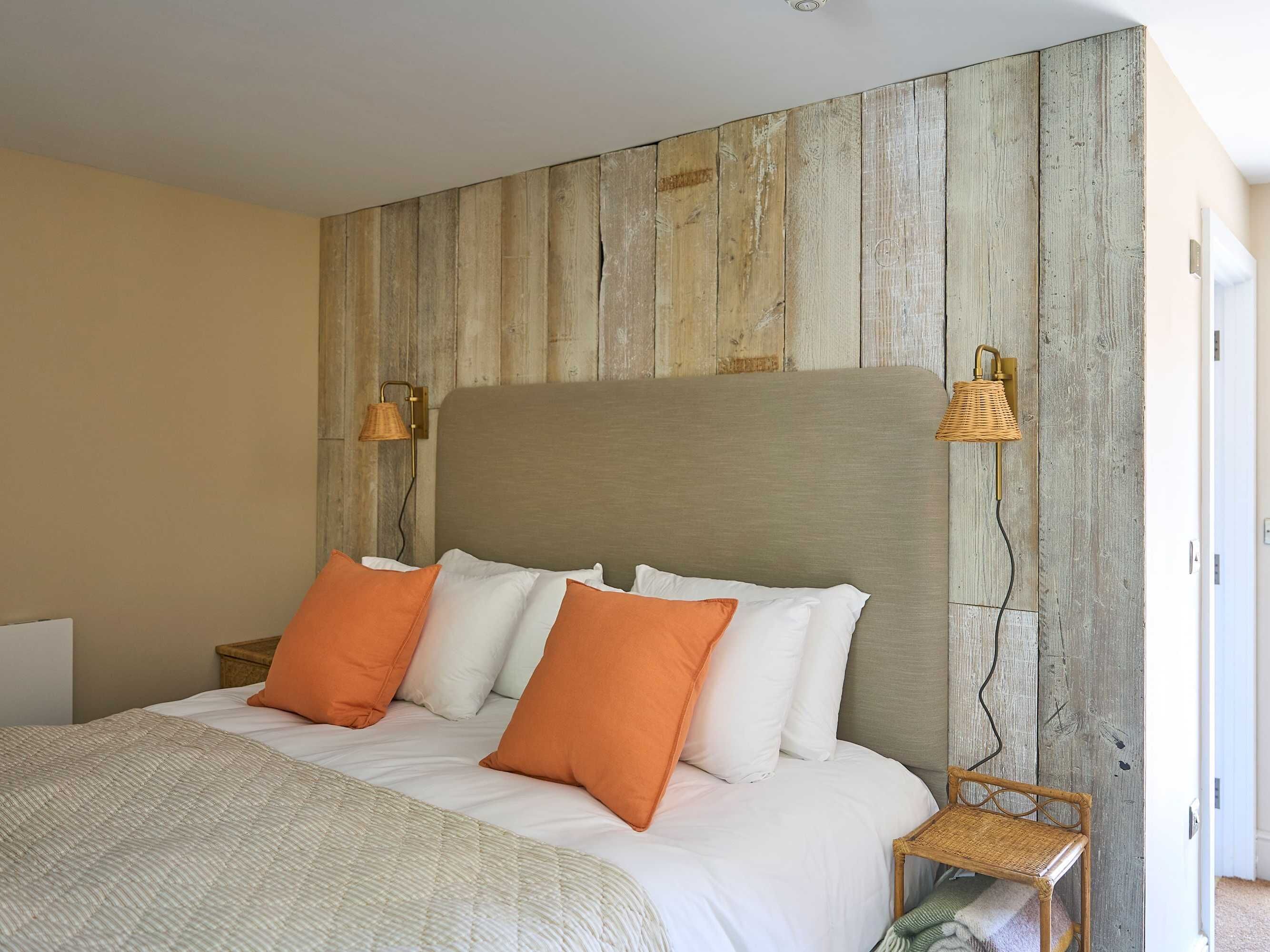 Hypo-allergenic bedding, iron/ironing board, free WiFi