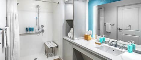 Een moderne badkamer met een douche, wastafel en badkamermeubel.