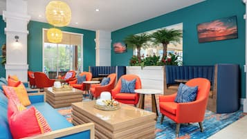 Serveert lunch en diner, uitzicht op het zwembad